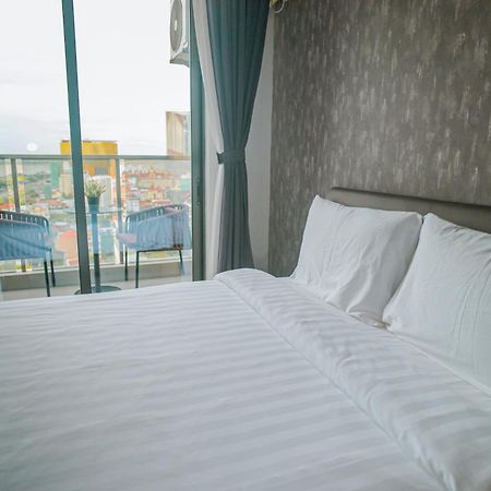Hotel Serviced Apartments Top One Infinity Pool With View Of 360 Degree Phnom Penh Esterno foto
