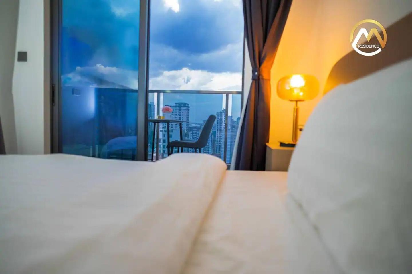 Hotel Serviced Apartments Top One Infinity Pool With View Of 360 Degree Phnom Penh Esterno foto