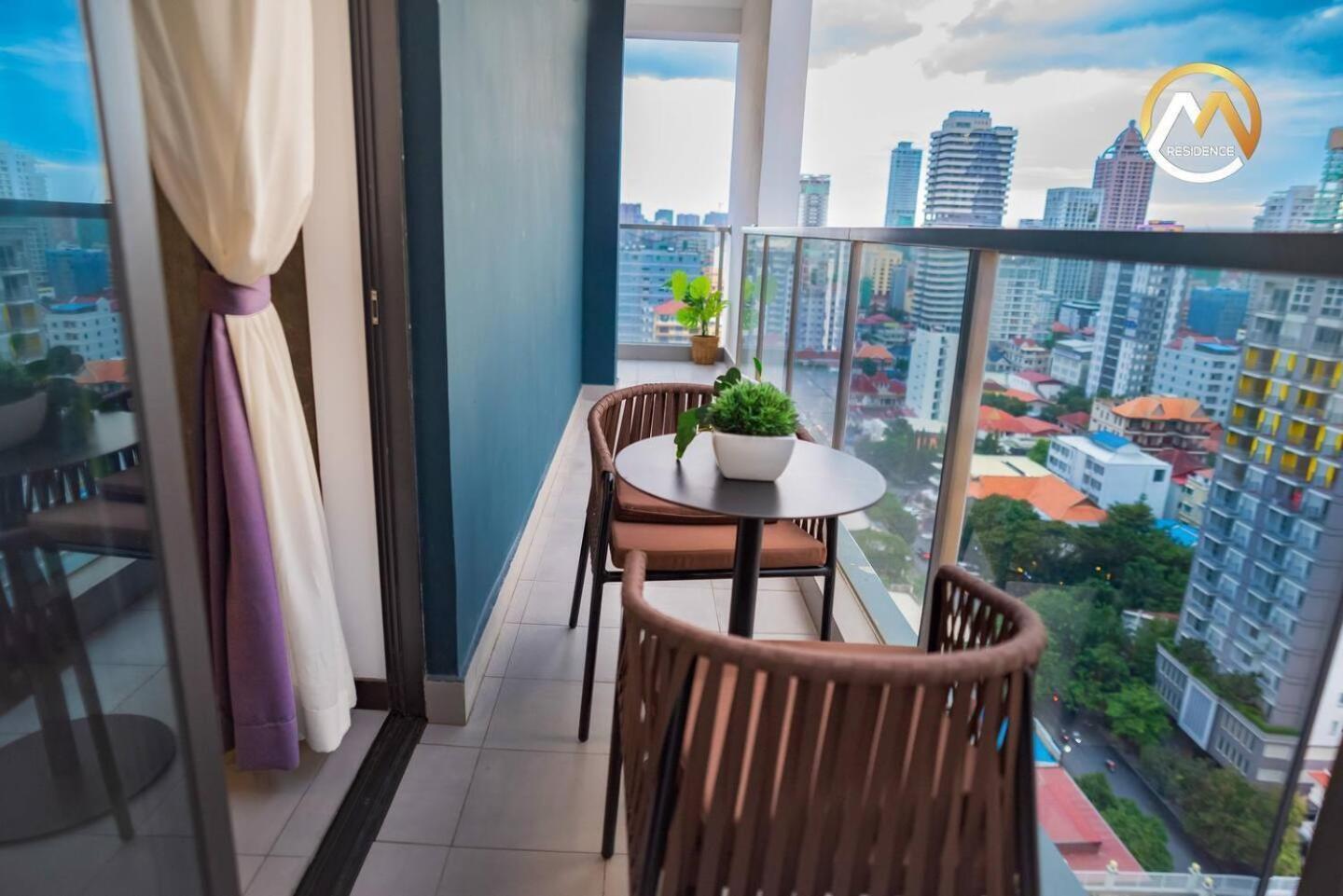 Hotel Serviced Apartments Top One Infinity Pool With View Of 360 Degree Phnom Penh Esterno foto