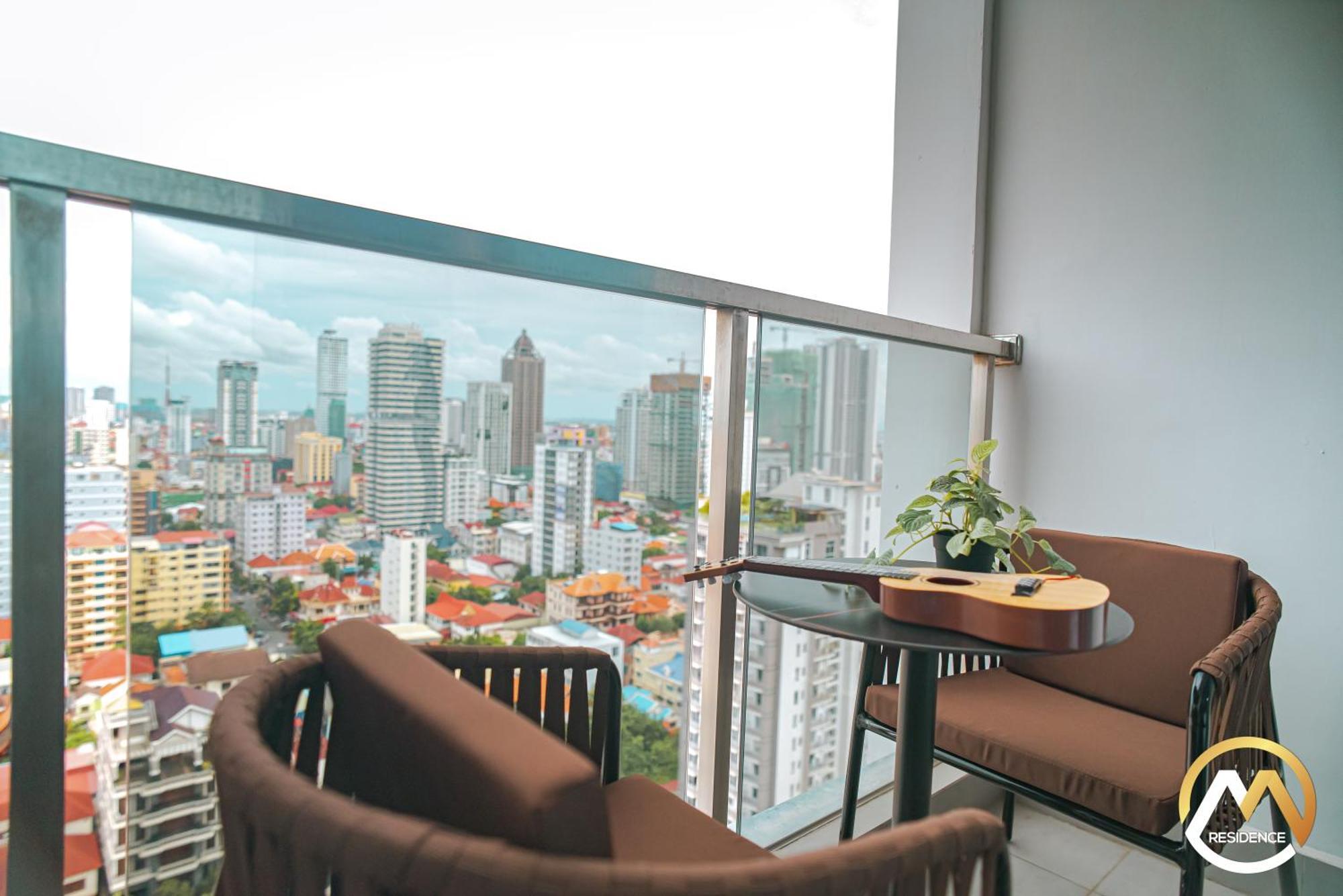 Hotel Serviced Apartments Top One Infinity Pool With View Of 360 Degree Phnom Penh Esterno foto