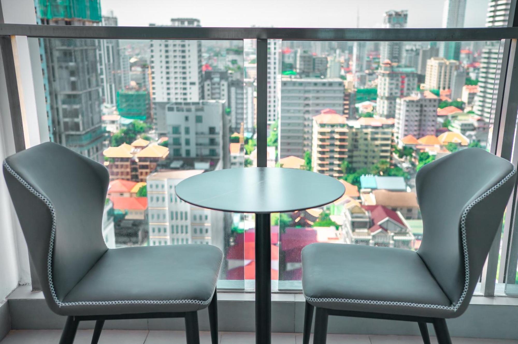 Hotel Serviced Apartments Top One Infinity Pool With View Of 360 Degree Phnom Penh Esterno foto
